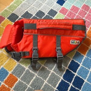 Outward hound, doggie life vest,size Small